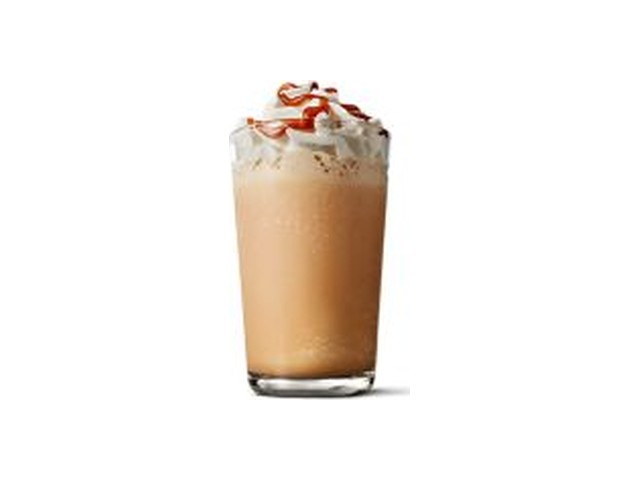 Officielt produktfoto af Frappé m. kaffe og karamelsmag, stor fra McDonald’s Danmark